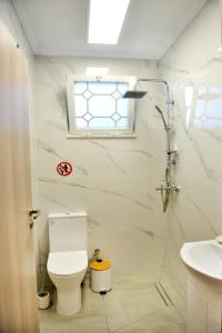 法里拉基J&M FALIRAKI的一间带卫生间、水槽和窗户的浴室