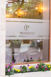 乌尔齐尼Apart-Hotel President的鲜花餐厅的窗口