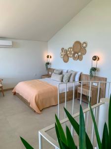 科贾埃利Mono house kartepe的一间白色卧室,配有床和植物