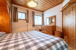 阿拉巴Tabià La Stua的一间卧室设有一张床和木制天花板