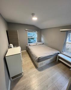 伦敦Sterne Street的一间小卧室,配有床和窗户