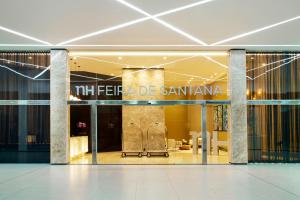 费拉迪圣安娜NH HOTEL FEIRA DE SANTANA的商店前方有读桑塔纳的标牌