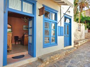 伊兹拉科奇西德拉酒店的门廊房子上的蓝色门