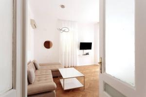 普拉Central Pula - Charming Historic Gem - Modern Comforts的客厅配有沙发和桌子