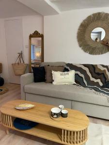 勒·雷约尔·卡纳德尔·苏尔Exceptionnel studio vue mer refait à neuf的带沙发和咖啡桌的客厅
