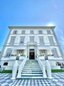 马里纳迪马萨缇雷诺酒店的前面有楼梯的白色建筑