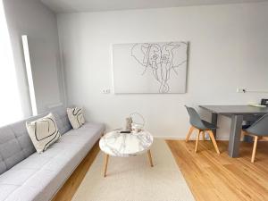 汉诺威70qm - 3 rooms - free parking - city - MalliBase Apartments的客厅配有沙发和桌子