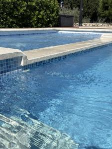 格拉沃松勒马斯德处斯酒店 的水中台阶的游泳池