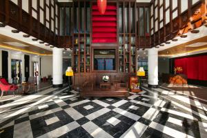 会安Silkian Hoian Boutique Hotel & Spa的大堂配有电视和 ⁇ 制地板