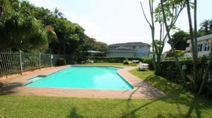 谢普斯敦港Paradise By The Beach - 1 Mzimayi的一座房子的院子内的游泳池