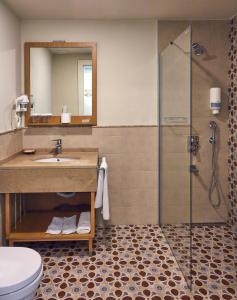 格克切达镇Meydani Butik Hotel的一间带水槽和淋浴的浴室