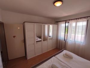 坎普尔Apartment Stanka-Rab的一间卧室配有一张床和一个大衣柜