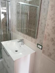 坎波马里诺Ke Rooms的浴室设有白色水槽和镜子