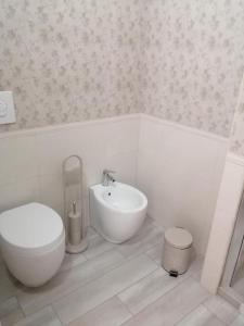 坎波马里诺Ke Rooms的白色的浴室设有卫生间和水槽。