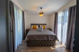 锡吉什瓦拉Ungefug A-Frame Sighisoara的一间卧室设有一张床和大窗户