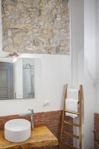 锡拉库扎B&B Palazzo Del Sale的一间带水槽和镜子的浴室