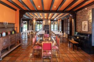 纳隆河畔穆罗斯Globales Playa de Las Llanas的一间在房间内配有桌椅的餐厅
