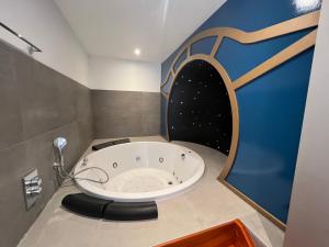 图尔奈Inthemia的一间带浴缸的浴室
