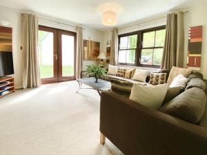 WhitehouseLochindaal - Beautiful, Spacious 4 Bedroom House in Kintyre的带沙发和电视的客厅