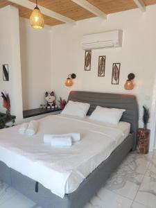 卡斯Villa Ay的一间卧室配有一张带白色床单的大床