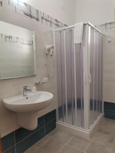 维耶斯泰Hotel Ponte的一间带水槽和淋浴的浴室