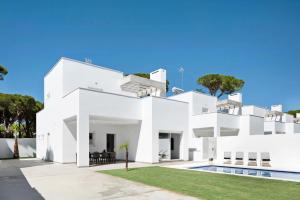 奇克拉纳－德拉弗龙特拉Villa Santa Clara 21a的白色别墅 - 带游泳池
