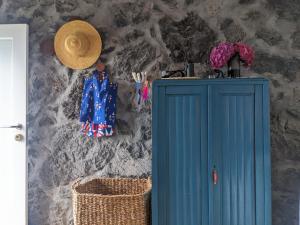 RibeirasCasas do Horizonte的蓝色的橱柜和墙上的草帽
