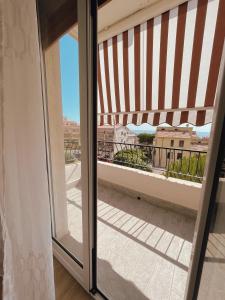 贝尔韦代雷Appartamento Corallo Rosso e Stella Blu的从阳台的窗户可欣赏到风景。