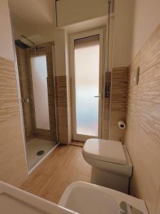 贝尔韦代雷Appartamento Corallo Rosso e Stella Blu的浴室配有卫生间、淋浴和盥洗盆。