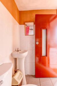 利马Kely3 Cuarto Piso的一间带水槽和红色门的浴室