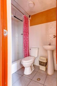 利马Kely3 Cuarto Piso的一间带卫生间和水槽的浴室