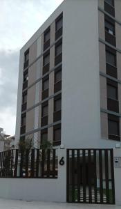 贝尼卡西姆Residencial El Trenet 2A的前面有黑色门的建筑