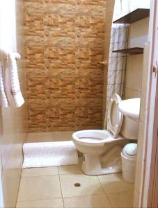 阿雷基帕COLONIAL SAN LAZARO的浴室配有白色卫生间和盥洗盆。