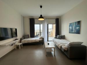 索瓦马Dead Sea view Elite apartment Samara Resort traveler award 2024的带沙发和电视的客厅