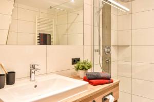 施特格Haus Franzi的白色的浴室设有水槽和淋浴。