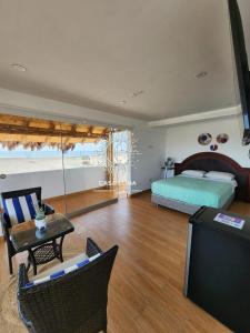Chincha BajaCASA LUNA的一间卧室配有一张床和一台平面电视