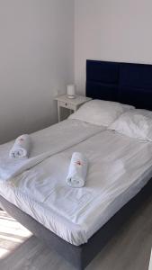 弗瓦迪斯瓦沃沃Casa del Sol Władysławowo的床上有两条白色毛巾