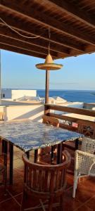 科斯塔特吉塞ANCONES LEJANOS GuestHouse的一张带椅子和遮阳伞的蓝色桌子和大海