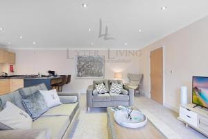 牛津Lyter Living-The Foundry-Jericho-Oxford-Parking Included的带沙发和电视的客厅