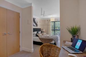 牛津Lyter Living-The Foundry-Jericho-Oxford-Parking Included的一间卧室配有一张床和一张带笔记本电脑的书桌