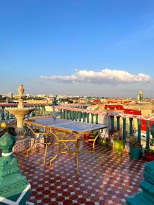 梅克内斯里亚德马拉克酒店的屋顶上的桌子,享有城市美景