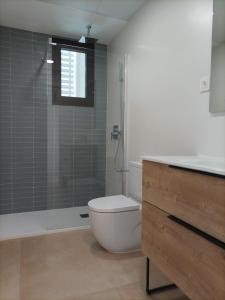 贝尼卡西姆Residencial El Trenet 2C的一间带卫生间和玻璃淋浴间的浴室