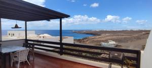 科斯塔特吉塞ANCONES LEJANOS GuestHouse的海景阳台。