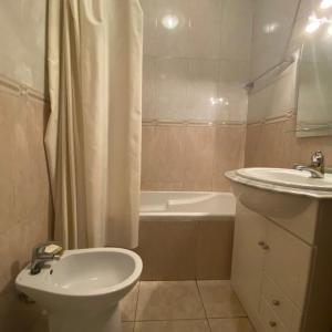 阿莫拉Apartamento Varanda do Sol的浴室配有盥洗盆、卫生间和浴缸。