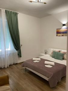 亚历山德里亚Residence savonarola的一间卧室配有床和绿帘
