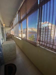 阿莫拉Apartamento Varanda do Sol的客房设有带椅子的大窗户,享有美景。