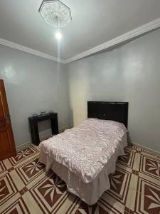 马拉喀什Appartement avec belle vue à ourika Oulmes的卧室位于客房的角落,配有一张床