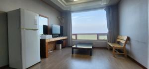 南海郡南海海滩酒店的客房设有冰箱、书桌和窗户。
