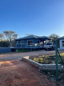 Pretoria-NoordKings view exclusive villas (KVEV)的蓝色的房子,前面有停车位