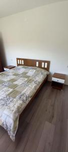 Damjan's Apartments的一间卧室配有一张床,铺有木地板